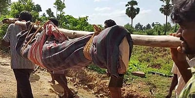 வாணியம்பாடி: சாலை இல்லாத மலை கிராமம்; சடலத்தை டோலி கட்டி எடுத்து செல்லும் அவலம்