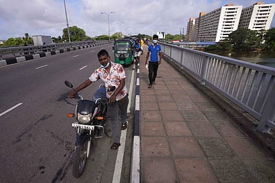 இலங்கையில் ஒரு லிட்டர் பெட்ரோல் ரூ. 450; டீசல் ரூ. 400