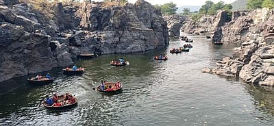 ஒகேனக்கல்லுக்கு நீர்வரத்து குறைந்தது: சுற்றுலாப் பயணிகளுக்கு அனுமதி