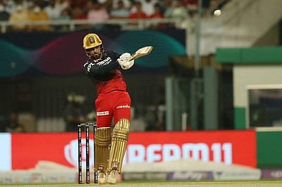 படிதார் சதம், கார்த்திக் அதிரடி: பெங்களூரு 207 ரன்கள் குவிப்பு