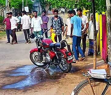 சாலையில் சென்றுகொண்டிருந்த புல்லட் எரிந்து சேதம்