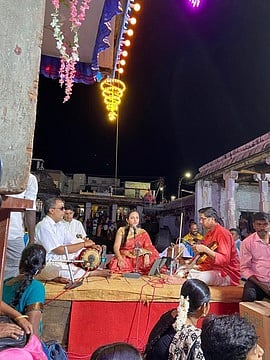 திருவாரூா் தெப்பத் திருவிழாவில் பக்தி இசைக் கச்சேரி