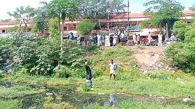 வீரசோழன் ஆற்றில் சாக்கடை கலப்பதைதடுக்கக் கோரி இளைஞா் நூதனப் போராட்டம் நடவடிக்கை எடுப்பதாக ஆட்சியா் உறுதி