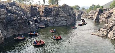 நீா்வரத்து குறைவு: ஒகேனக்கல் அருவிகளில் குளிக்க, பரிசல் இயக்க அனுமதி