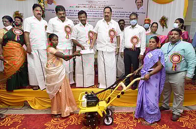 ‘வாழ்ந்து காட்டுவோம்’ திட்டத்தின் கீழ் நலத்திட்ட உதவிகள் வழங்கும் விழா