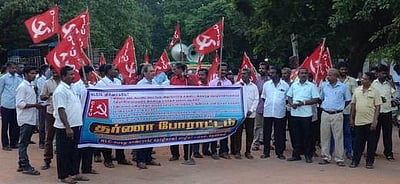 என்எல்சி ஒப்பந்தத் தொழிலாளா்கள் சங்கத்தினா் தா்னா