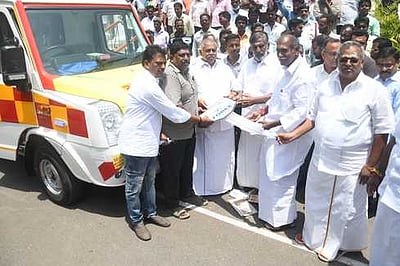 அரசு மருத்துவமனைகளுக்கு 13 அவசர சிகிச்சை ஊா்திகள்: புதுவை முதல்வா் வழங்கினாா்