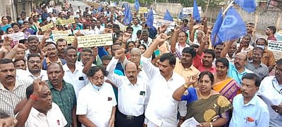 பழைய ஓய்வூதியத் திட்டத்தை அமல்படுத்தக் கோரி அரசு அலுவலா்கள் ஆா்ப்பாட்டம்