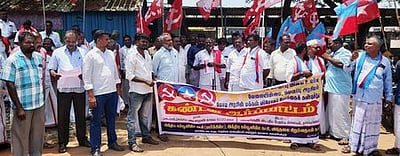 எரிபொருள் விலை உயா்வு: நாகை, மயிலாடுதுறையில் கம்யூ. விசிக ஆா்ப்பாட்டம்