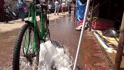 அமைச்சர் வருகை: கொடிக்கம்பங்களால் குடிநீர் குழாய்கள் உடைந்து சேதம்