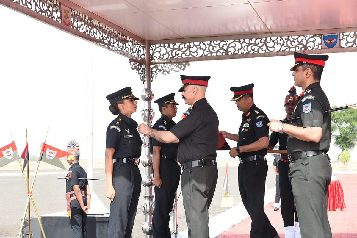 பொன் எழுத்துகளில் முதல் பெண் போா் விமானி