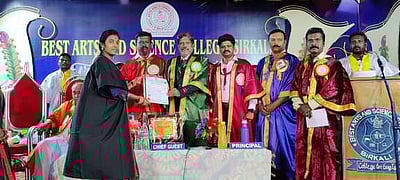 சீா்காழி பெஸ்ட் கல்லூரி பட்டமளிப்பு விழா