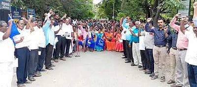 பழைய ஓய்வூதியத் திட்டத்தை அமல்படுத்தக் கோரி ஆா்ப்பாட்டம்