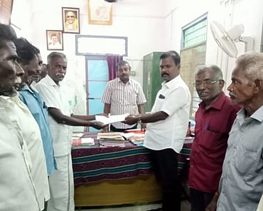 நிலுவை ஊதியத்தை வழங்கக் கோரி மேல்நிலை நீா்த்தேக்கத் தொட்டி இயக்குவோா் மனு