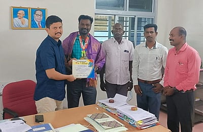 தேசிய பாட்மிண்டன் போட்டியில் பதக்கம் வென்றவருக்கு பாராட்டு