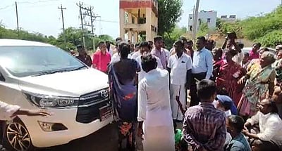 துர்கா காலனியில் மதுரை மேயர் காரை பொதுமக்கள் முற்றுகையிட்டதால் பரபரப்பு 