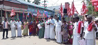 பெட்ரோல், டீசல் விலை உயா்வை கட்டுப்படுத்தக் கோரி ஆா்ப்பாட்டம்