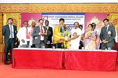 விவேகானந்தா மருத்துவக் கல்லூரியில் மாணவா்களுக்கு வெள்ளை அங்கி அணிவிக்கும் விழா