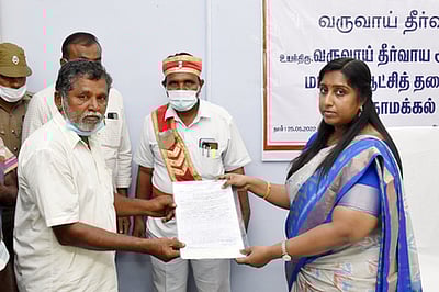 விண்ணப்பித்த ஒரு மணிநேரத்தில் 5 பேருக்கு பட்டா மாறுதல்:ஆணை பிறப்பித்தாா் நாமக்கல் ஆட்சியா்