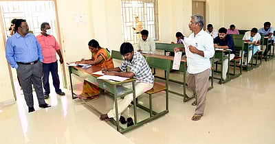 கல்கத்தா பல்கலைக்கழகத்தில் ஆன்லைன் தேர்வு கோரி மாணவர்கள் போராட்டம்