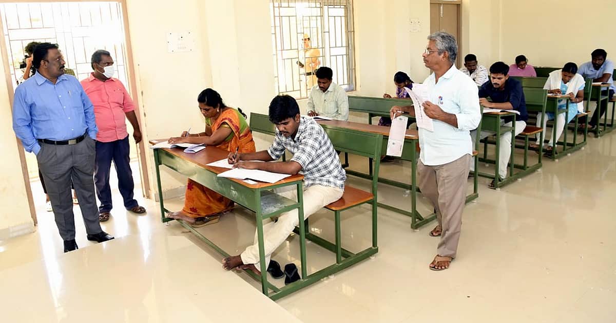 கல்கத்தா பல்கலைக்கழகத்தில் ஆன்லைன் தேர்வு கோரி மாணவர்கள் போராட்டம்