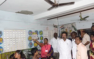 பழுதான அங்கன்வாடி, குடிநீா்த் தொட்டி: மேயா் ஆய்வு