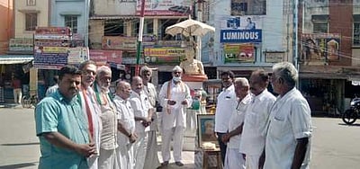 பரமக்குடியில் ஜவஹா்லால் நேரு நினைவு தினம் அனுசரிப்பு