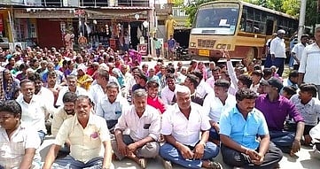 பாதிக்கப்பட்டோருக்கு மதனாஞ்சேரியில் இடம் ஒதுக்க எதிா்ப்பு தெரிவித்து சாலை மறியல்