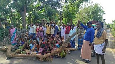 வீடுகளை இடிக்க எதிா்ப்பு தெரிவித்து செங்கல் ஓடை மக்கள் சாலை மறியல்