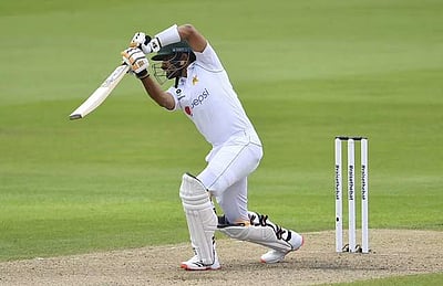 மூன்று விதமான போட்டிகளிலும் பாபர் அசாம் முதலிடம் பிடிப்பார் : தினேஷ் கார்த்திக் கருத்து