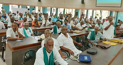 தரிசு நிலங்களை மாற்றி சாகுபடி பரப்பளவை அதிகரிக்க விவசாயிகள் முன் வரவேண்டும்: ஆட்சியா்