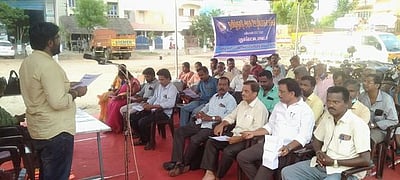 அரசு ஊழியா் சங்கத்தினா் தா்னா போராட்டம்