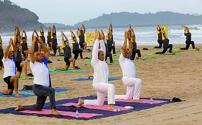 கடற்படை வீரர்களுடன் யோகா பயிற்சியில் அமைச்சர் ராஜ்நாத் சிங்