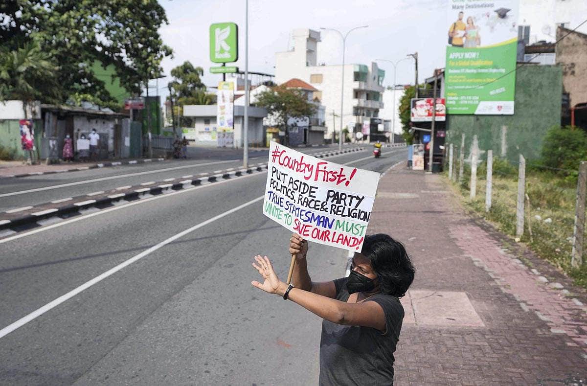 தனியார் நிறுவனங்கள் எரிபொருள் இறக்குமதி செய்ய அனுமதி: இலங்கை