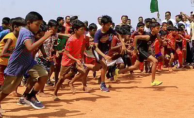 தடகளப் போட்டிகள்: 3 மாவட்ட பள்ளி மாணவா்கள் பங்கேற்பு