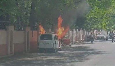 ஏற்காடு கோடை விழாவுக்குச் சென்ற மாருதி வேன் தீப்பிடித்து எரிந்ததால் பரபரப்பு