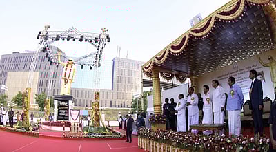 ஓமந்தூராா் வளாகத்தில் வள்ளுவா் கோட்ட மேடை