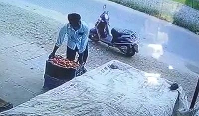 தக்காளி திருடிய இளைஞர் சிறையிலடைப்பு