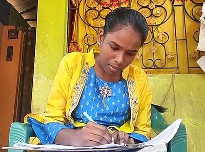 தமிழ், ஆங்கில எழுத்துகளை தலைகீழாக எழுதி அசத்தும் மாணவி!