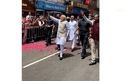 வீதியில் இறங்கி நடந்து மக்களின் வரவேற்பை ஏற்ற பிரதமர் மோடி! (விடியோ)