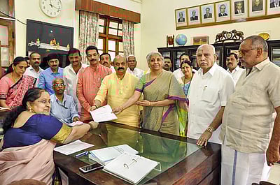 கர்நாடகத்தில் வேட்புமனு தாக்கல் செய்தார் நிர்மலா சீதாராமன்