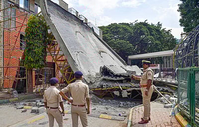 பெங்களூருவில் மருத்துவமனையின் முகப்பு சரிந்து விபத்து: 4 பேர் மீட்பு