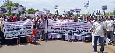 இளையான்குடி பேரூராட்சி அலுவலகத்தை முற்றுகையிட்டுப் போராட்டம்; புதிய பேருந்து நிலையம் அமைக்க எதிர்ப்பு!