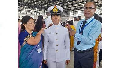 கப்பற்படை அதிகாரியானார் நீலகிரியைச் சேர்ந்த படுகர் இனப் பெண்!