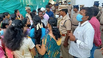 திருவள்ளூர் அருகே புதிதாக மதுக்கடை திறக்க பொதுமக்கள் எதிர்ப்பு: மறியலுக்கு முயன்றவர்களை தடுத்த காவல்துறையினர்