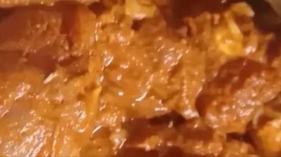 வீட்டுக்கு சமைக்க வாங்கிச்சென்ற கோழி இறைச்சியில் புழுக்கள்: வைரலாகும் விடியோ