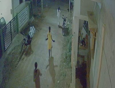 நெல்லையில் கொள்ளையர்கள் அட்டகாசம்: திருடனை விரட்டிச் சென்ற பெண்கள்!