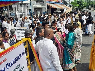 திருமுருகன்பூண்டி நகராட்சி அலுவலகம் இட மாற்றத்துக்கு எதிர்ப்பு: மக்கள் ஆர்ப்பாட்டம்