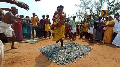 திருவாடானை பிடாரி அம்மன் கோயிலில் பூக்குழி திருவிழா