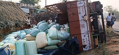 நெல் மூட்டைகள் ஏற்றிய லாரி கவிழ்ந்து விபத்து
